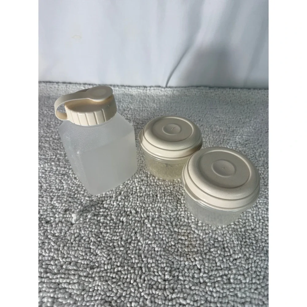 VTG Rubbermaid Servin Saver Shaker Bottle and Round Storage Containers 3pc‎ Set